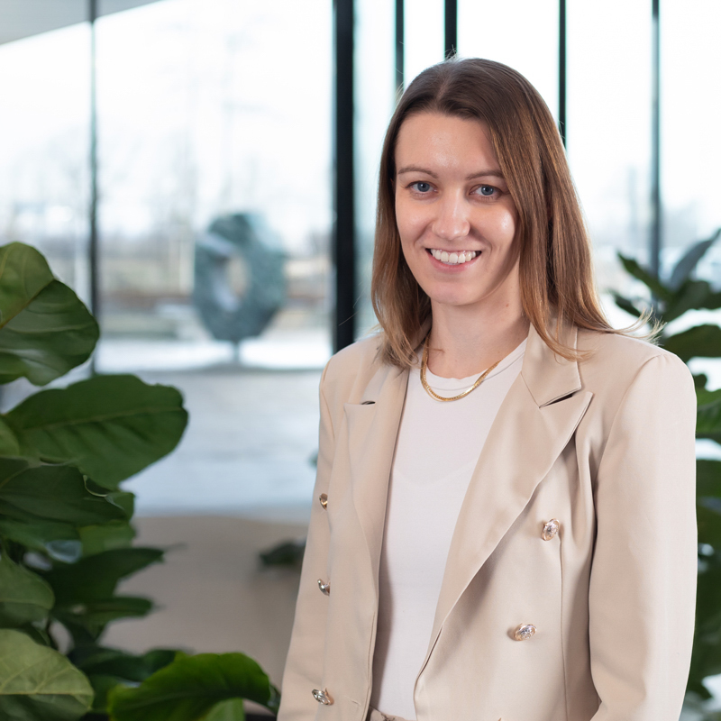 Frau die in die Kamera schaut